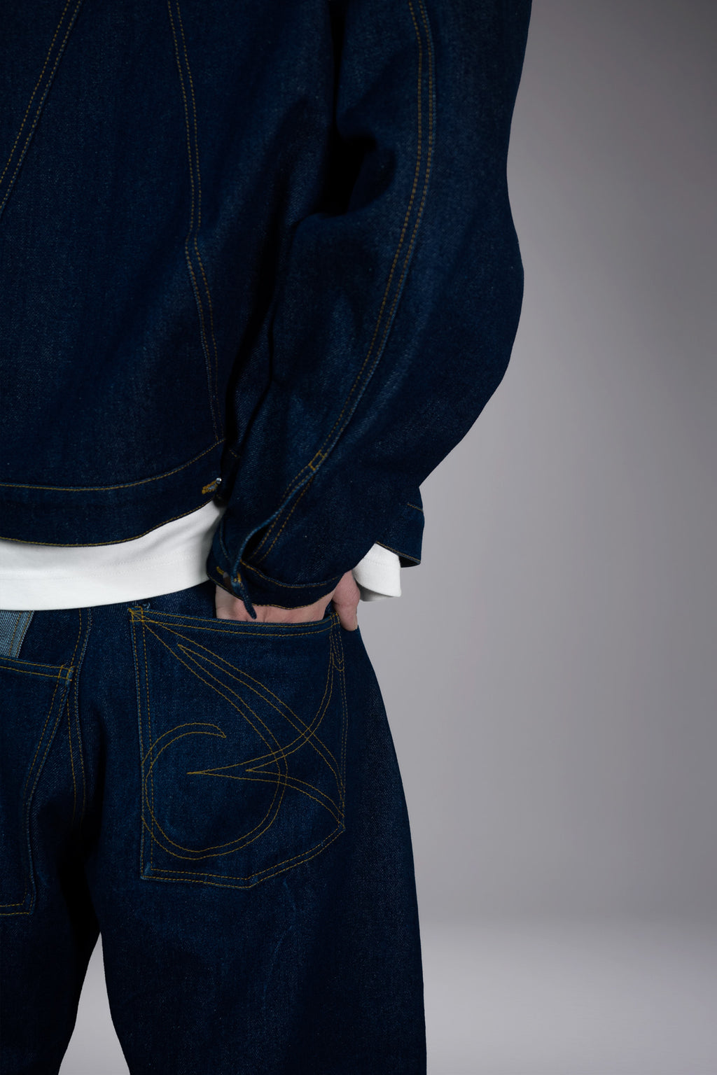 Détail poche arrière jean baggy artisanal broderie logo fil blanc toile Oeko-Tex brute indigo - Goofy Brute