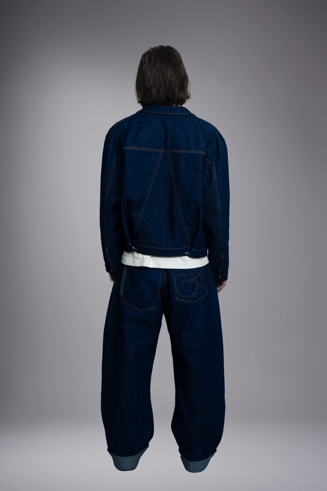 Dos look total denim artisanal homme jean baggy veste oversize indigo brut Oeko-Tex coutures fil blanc - Goofy Brute