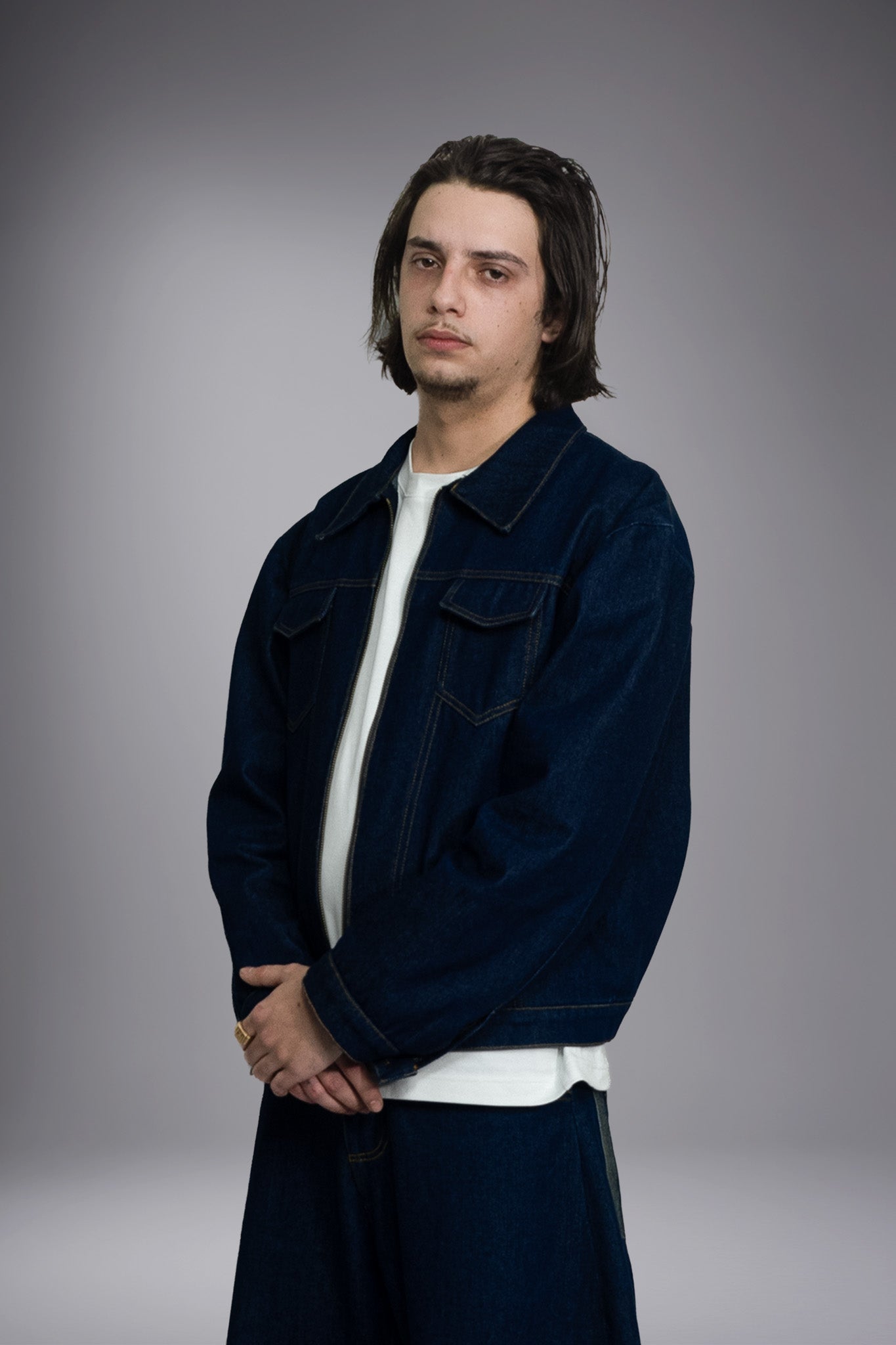 Portrait veste jean oversize artisanale homme col étalé toile Oeko-Tex brute fil blanc indigo - Goofy Brute
