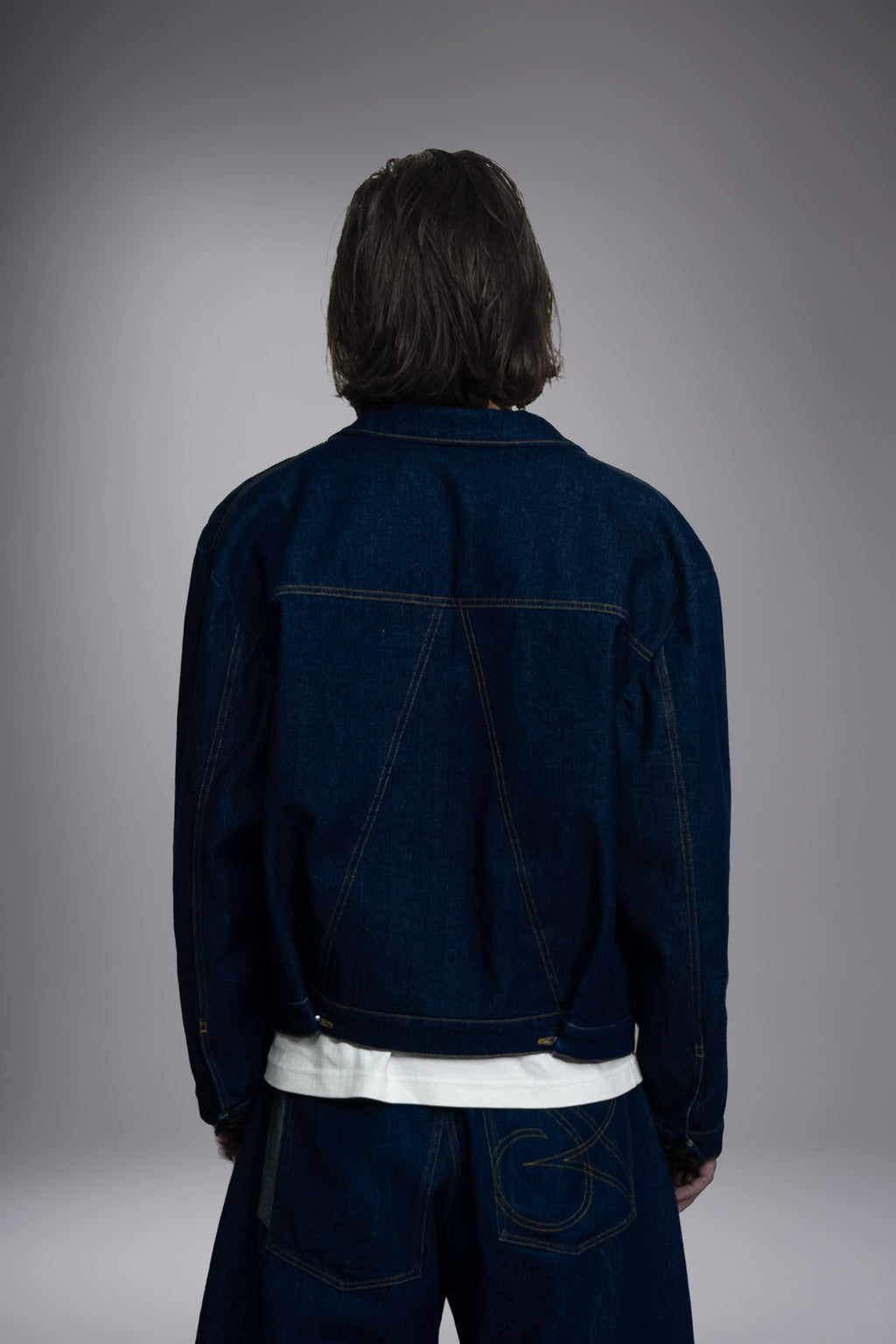 Dos veste jean oversize artisanale coutures fil blanc toile Oeko-Tex brute indigo homme - Goofy Brute