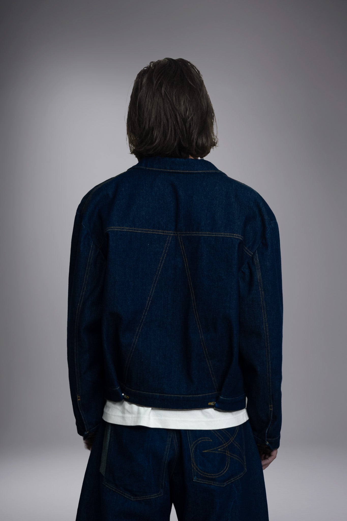 Dos veste jean oversize artisanale coutures fil blanc toile Oeko-Tex brute indigo homme - Goofy Brute