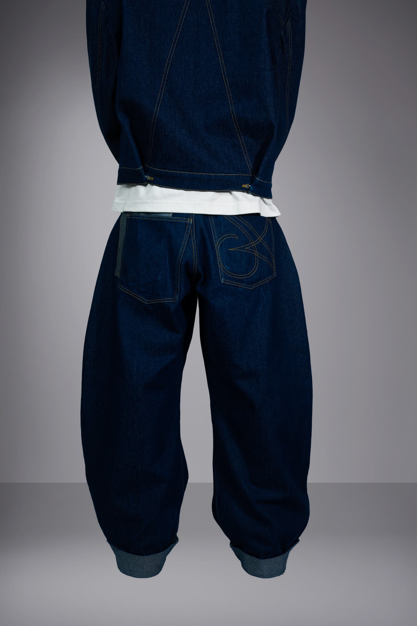 Dos jean baggy artisanal oversize indigo brut Oeko-Tex fil blanc poche brodée logo - Goofy Brute