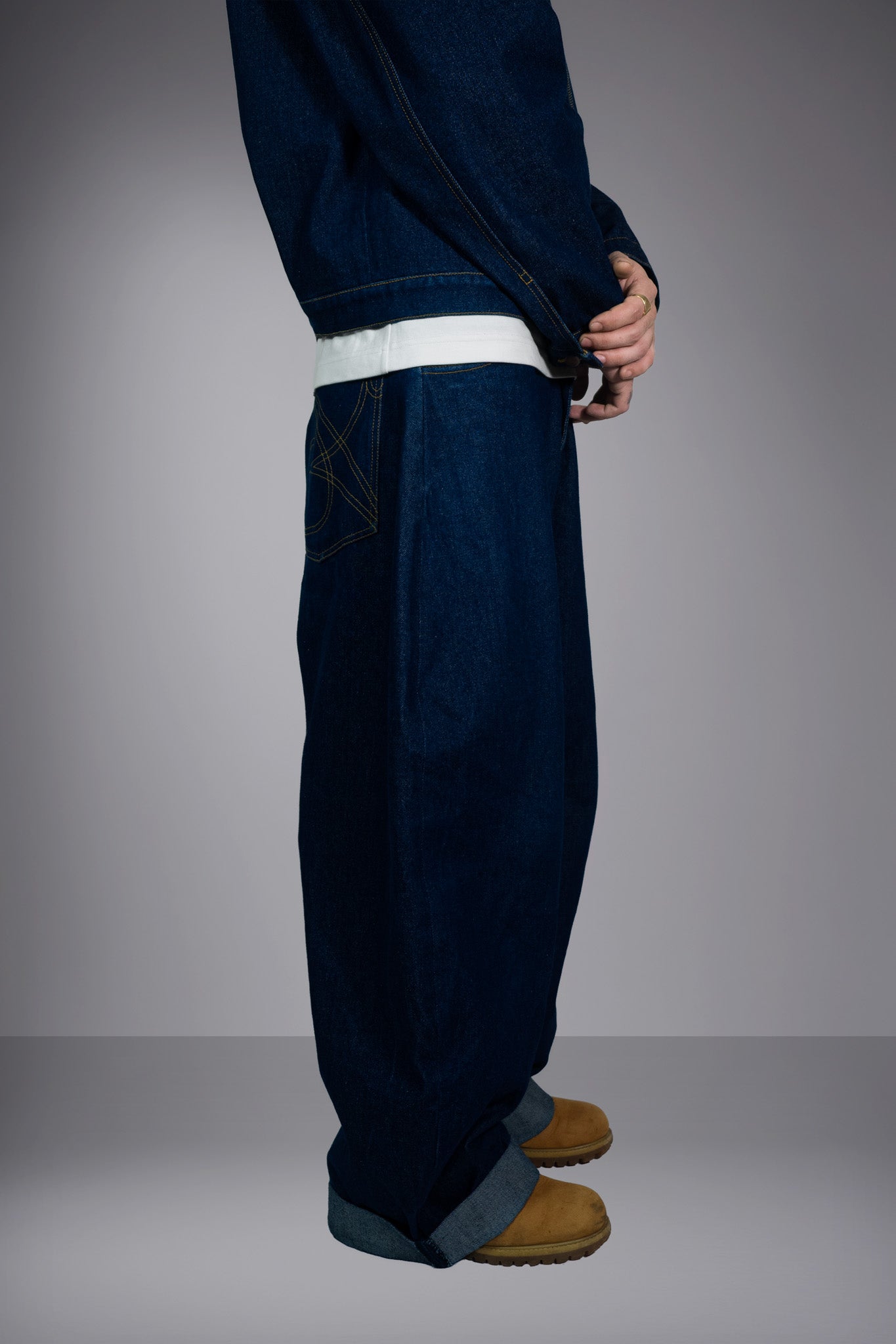 Profil jean wide leg artisanal coupe ballon indigo brut Oeko-Tex fil blanc cuffed homme - Goofy Brute