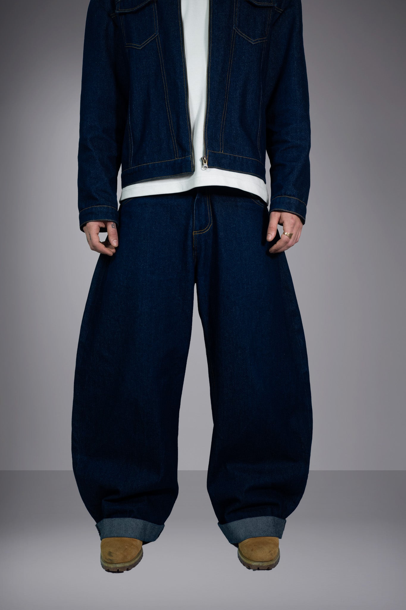 Jean baggy artisanal ultra wide leg coupe ballon indigo brut Oeko-Tex fil blanc revers denim homme - Goofy Brute