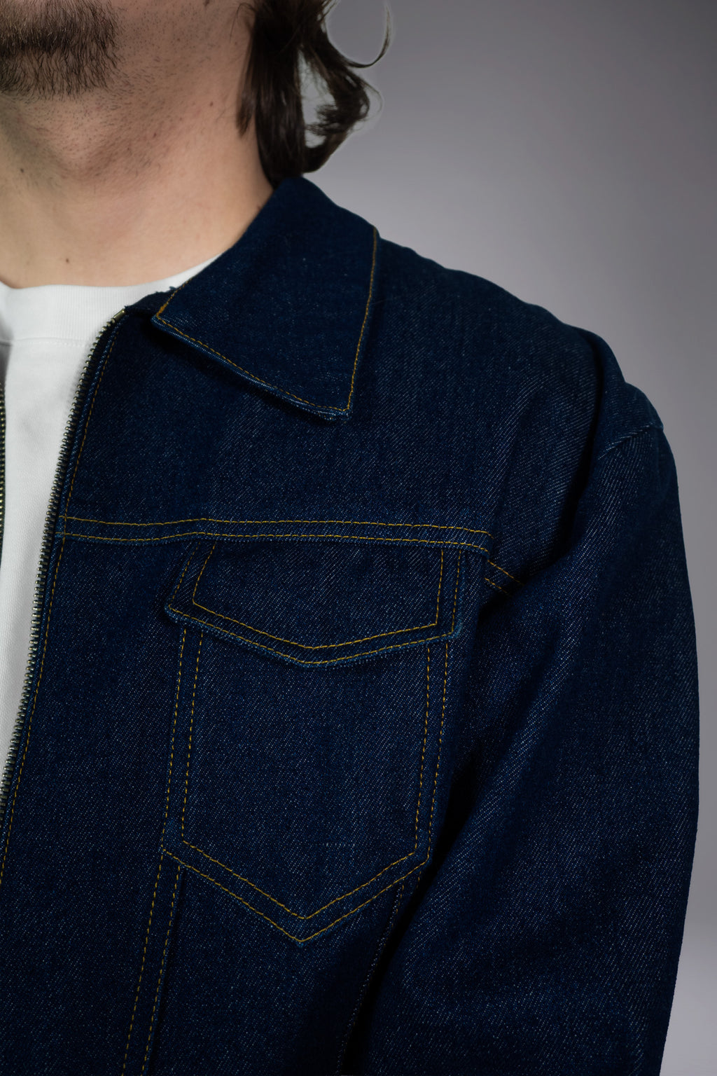 Détail col pointu et poche poitrine veste jean artisanale toile Oeko-Tex brute fil blanc indigo - Goofy Brute