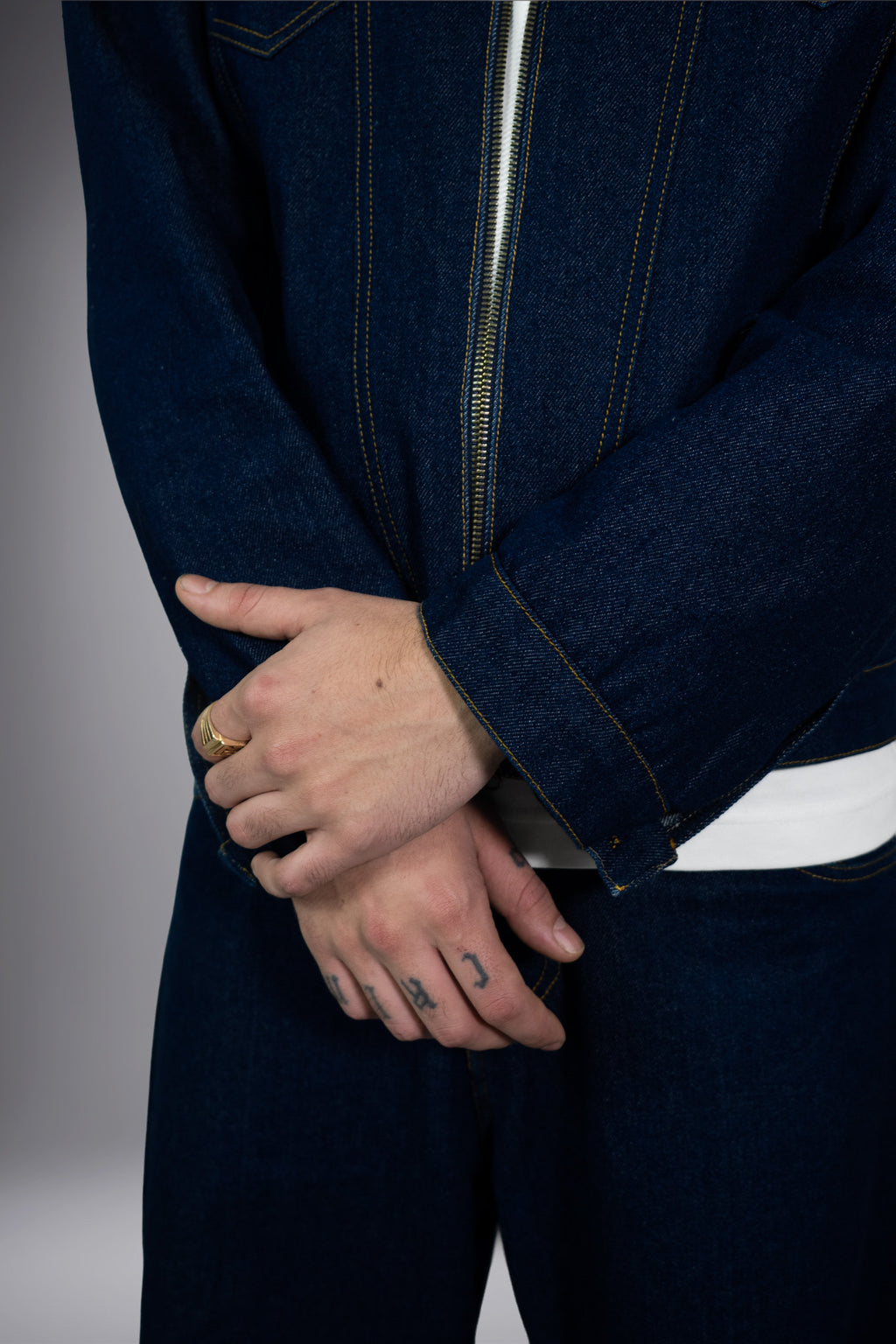 Détail fermeture éclair dorée veste denim artisanale oversize toile Oeko-Tex brute fil blanc homme - Goofy Brute