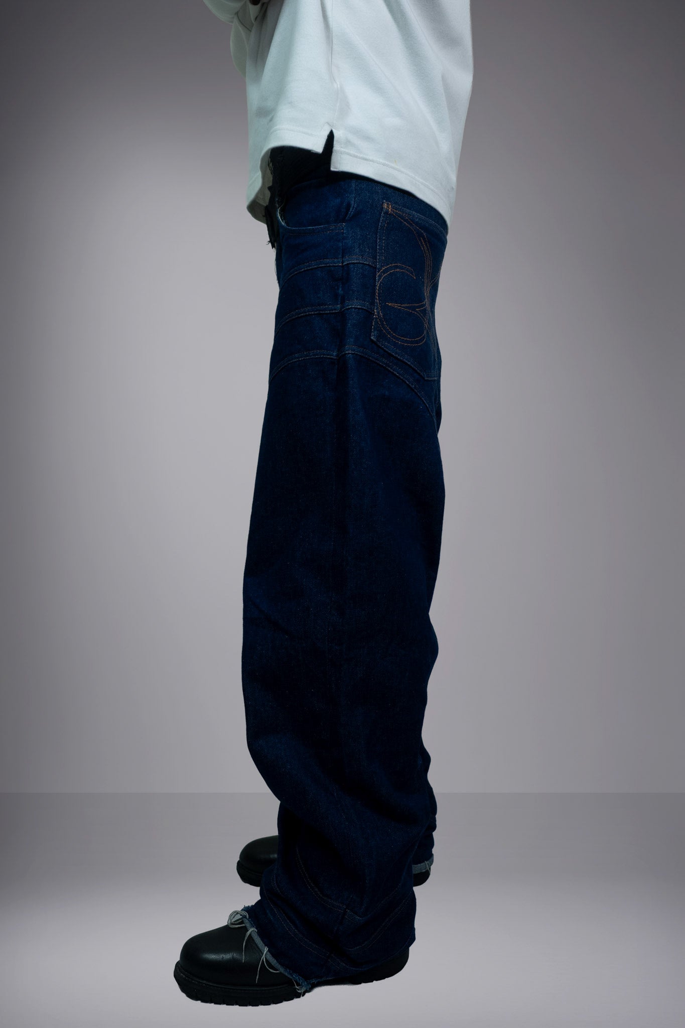 Dark raw denim baggy jeans worn from the side with a wide fit and contrast - Motor Cycle Brutstitchi